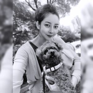 Seo Yeong Instagram - 일요일은 비교적 한가롭게 우리 김말리와 시간보내기🐶
더벅머리 김말리 어여 미용해야게따ㅋ
#곱슬강아지
#김말리만세