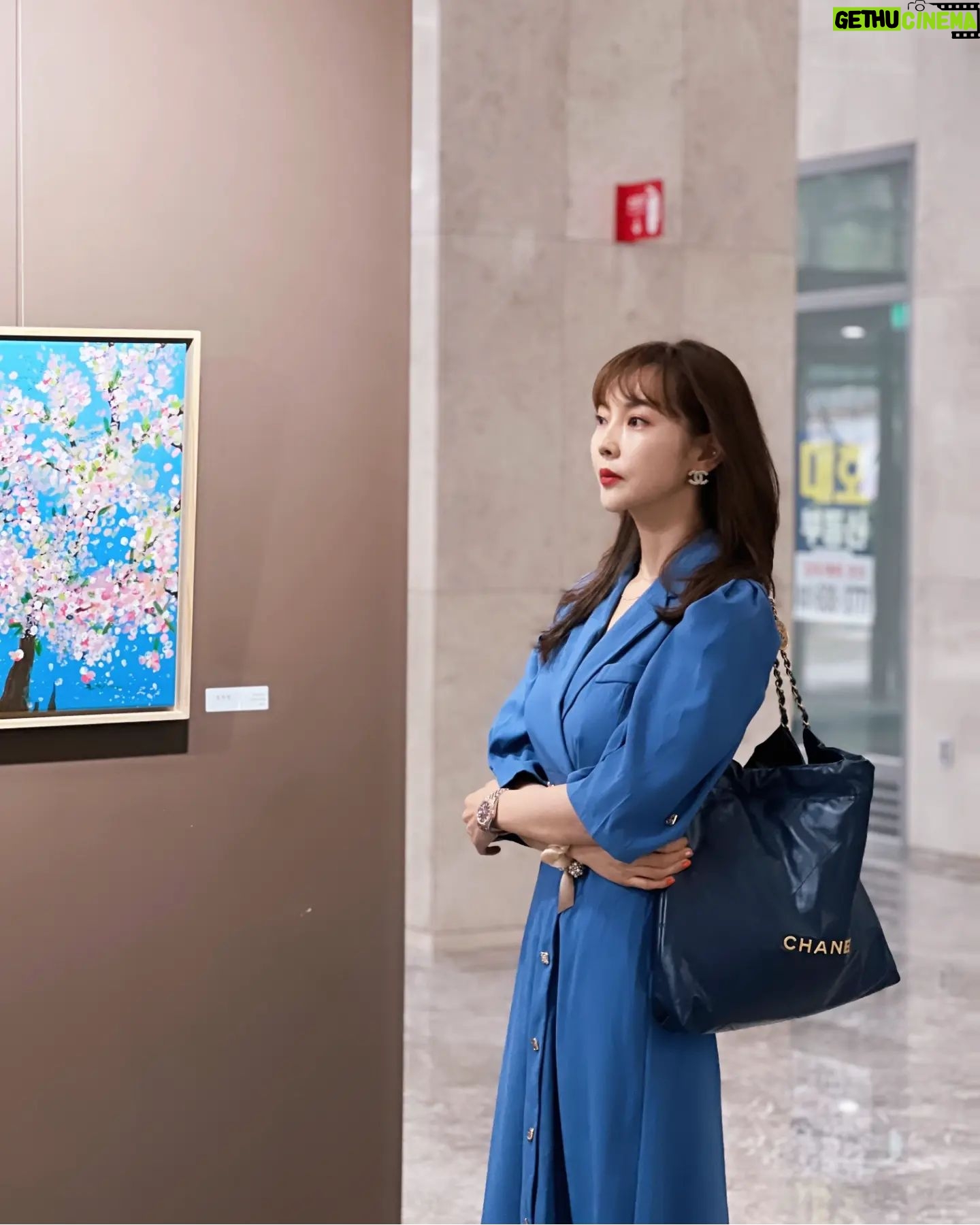 Seo Yeong - 3 Likes - 비가 많이 쏟아졌지만 우리부부가 너무 애정하는 동생의 결혼식에 세식구 출동😉
결혼했어도 결혼식은 심장이 콩닥콩닥
우리딸도 반짝반짝 신나서 활어처럼 파닥파닥
행복하게 잘살길😘
#오늘라임좀되네
#비그만와라
#happymoments
#goodnight
