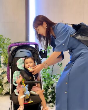 Seo Yeong Instagram - 비가 많이 쏟아졌지만 우리부부가 너무 애정하는 동생의 결혼식에 세식구 출동😉
결혼했어도 결혼식은 심장이 콩닥콩닥
우리딸도 반짝반짝 신나서 활어처럼 파닥파닥
행복하게 잘살길😘
#오늘라임좀되네 
#비그만와라
#happymoments 
#goodnight