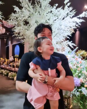 Seo Yeong Instagram - 비가 많이 쏟아졌지만 우리부부가 너무 애정하는 동생의 결혼식에 세식구 출동😉
결혼했어도 결혼식은 심장이 콩닥콩닥
우리딸도 반짝반짝 신나서 활어처럼 파닥파닥
행복하게 잘살길😘
#오늘라임좀되네 
#비그만와라
#happymoments 
#goodnight