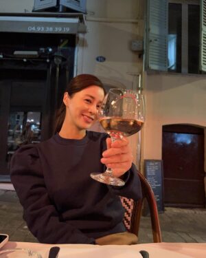Seo Young-hee Instagram - 🥂
비몽사몽에도 열심히 먹고 마시기