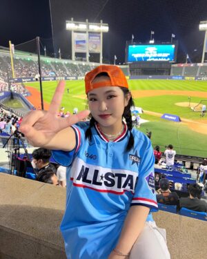 Seon Yoon-kyung Instagram - 야구장 처음가서 신난 잼민이 #올스타전 🌟