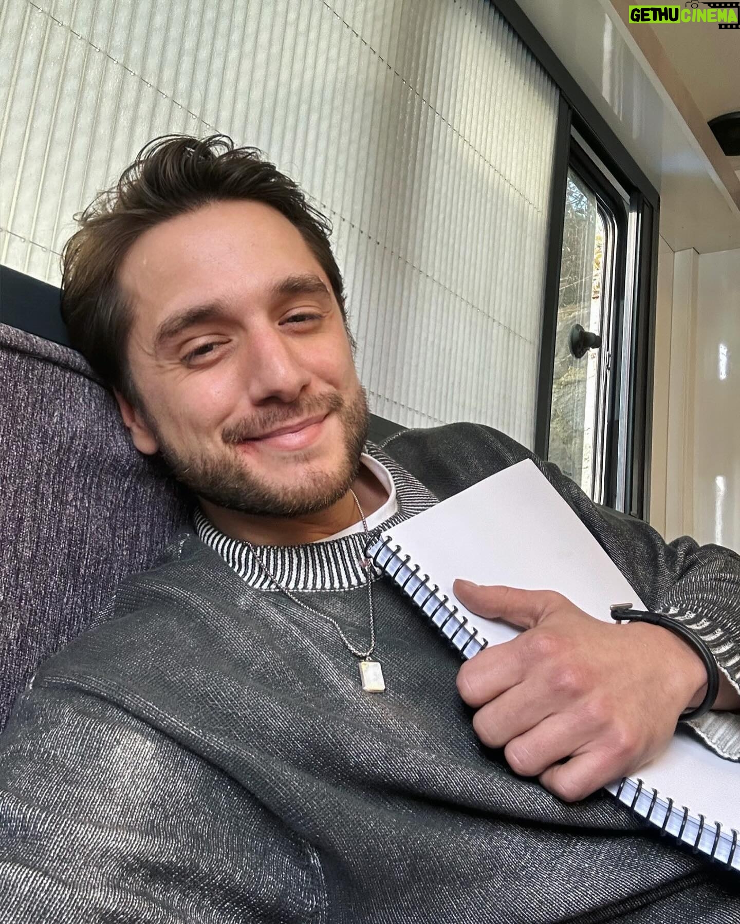 Sercan Badur - 4.2K Likes - 14 Şubat’ta ben ve senaryom! :) ♥️ Yepyeni bir maceraya adım attım. Böylesi güzel bir ekibin içine dahil olmanın gururuyla doluyum. Akşam sizlerle bu heyecanımı paylaşmak için sabırsızlanıyorum. Şimdiden iyi seyirler efenim. Hoş geldin Mert! :) @sandikkokusudizisi @showtv @o3medya