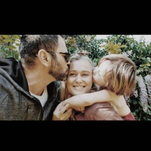 Serdar Özer Instagram - GUZEL ANNE ! BIRICIK PAPATYAM. 2 KOVA ILE YASAMAK CILGINLIGINI GOGUSLEYEN MARVEL KARAKTERI SEVGİLİM. SEVIYORUZ SENI❤🌼 ANNELER GUNUN KUTLU OLSUN @tudus