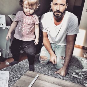 Serdar Özer Instagram - Baba oğul montaj işine girdik. SABIR ve sevgi ile çalışıyoruz 🤗 
FATHER & SON CO.