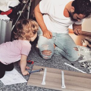 Serdar Özer Instagram - Baba oğul montaj işine girdik. SABIR ve sevgi ile çalışıyoruz 🤗 
FATHER & SON CO.