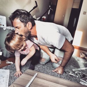Serdar Özer Instagram - Baba oğul montaj işine girdik. SABIR ve sevgi ile çalışıyoruz 🤗 
FATHER & SON CO.