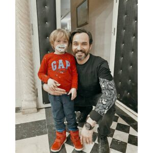 Serdar Özer Instagram - Sen çocuk, ben çocuk. BİZ NASIL BUYUYECEGIZ ?  #↗️👑