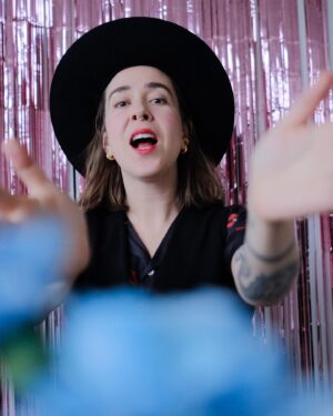 Serena Ryder Instagram - I can't wait to share my new holiday single "I Saw Daddy Kissing Santa Claus" with you THIS FRIDAY 🎅🤶 
  
Tickets to my Merry Myths tour are on sale now, have you gotten yours yet? 
 
Thank you @dzesikadevic for the 📸