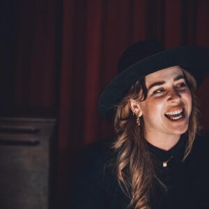 Serena Ryder Instagram - SUCH an honour to help induct “Black Velvet” into @cshfmusic with @wardworks1 and my soul sister @damhnaitdoylesongs ! I’ve been singing this track since I was a little kid and to be a part of this was such a dream. Thank you Kyle Laurin for these gorgeous photos 📸