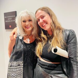 Serena Ryder Instagram - It’s not every night you get to meet one of your heroes: Emmylou Harris! We chatted about how she sang bgvs on my uncle Bob Carpenter’s album in the late 70’s. What a magic night @masseyhall and what an amazing show by the @thejayhawksofficial thanks to @garylourisofficial for letting me come back and be a fan-girl 🙏 I’m bursting with gratitude