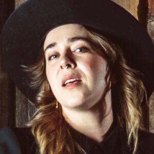 Serena Ryder Instagram - SUCH an honour to help induct “Black Velvet” into @cshfmusic with @wardworks1 and my soul sister @damhnaitdoylesongs ! I’ve been singing this track since I was a little kid and to be a part of this was such a dream. Thank you Kyle Laurin for these gorgeous photos 📸
