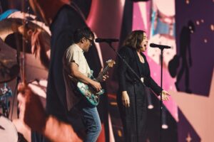 Serena Ryder Instagram - Last night was dream come true shit!!!! Thank you @rivers_cuomo and @weezer for one of the best nights of my life 🤍 🤍 🤍 And thank you @bravakilo for these photos