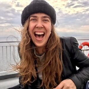 Serena Ryder Instagram - SOMEBODY’s happy to be back on the west coast! (It’s me btw 😂) 

HI FRIENDS!! I’m touring western Canada and I’d LOVE to share some of this joy with you 🥳 Come out and celebrate the healing power of music and community with me on tour! 

I’ve got a VERY special show created by me and (mostly) my genius bass player/musical director/one of my best friends @bravakilo . I can’t WAIT for you to get a chance to have the best time ever with us and my amazing crew @debbiehutchins2017 @slightlytoasted_ . Hope you can join us!! #theartofcomingtogether 
📷🤍Thompson Wilson🤍