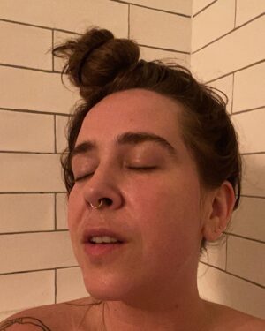 Serena Ryder Instagram - Helloooo October 9th . Officially not one drop of booze in this girl for 3 years…TODAY. Here’s me in a bathtub this morning at 8 am…as of now, I’ve already made my meals for the day to take to the studio,did the dishes , walked my dog and had my tea. Now I get to produce more music , love more people, and wake up tomorrow with even more gratitude . Thank you to the tiny decisions that add up to massive transformations. Sending courage, love, and illumination your way ✊🏼🌈🤍

#nofilter #soberbirthday #sober #grateful #bath #bathtime