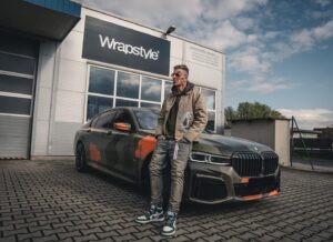 Sergei Barracuda Instagram - Doba je jaka je a zaklad vseho = prace & penize💰 Mas rad auta? Chces delat v rodinnem podniku balik a mit ho jisty na dlouhou dobu? @wrapstyle_ostrava & @wrapstyle_olomouc hleda nove hrace do tymu. ✅ Nejlepe zaucene frajery. Kdo neni zaucen muze byt naucen. Posilej zivotopis na bohac@wrapstyle.com a podekuj mi pozdeji🥂 Takova prilezitost je jednou za cas🏎️🏁 foto by @rebeccaoliviasibilev 📸