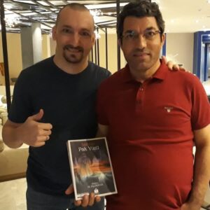 Sergey Kutergin Instagram - Мой студенческий друг Зия из Турции, с которым мы не виделись целых 18 лет!!! Вот так встреча! Ещё и книгу свою презентовал! Доктор психологических наук😎, между прочим🤘🏻, не то что я, со своим стендапом😊 Рад был видеть, дружище  @psikologdrziyadogan 🤜🏻🤛🏻