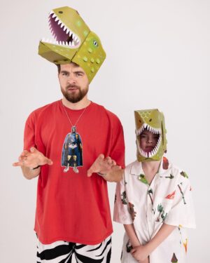 Sergey Mezentsev Instagram - Фото с сыном из Меза-зоя 🦕🦖
Это нас с Ванькой снял фотограф Арсен Галстян. Официальный повод — выход детского подкаста про динозавров «Любознаец и мир динозавров», который я озвучил. Но по правде, разве нужен повод чтобы валять дурака на камеру?