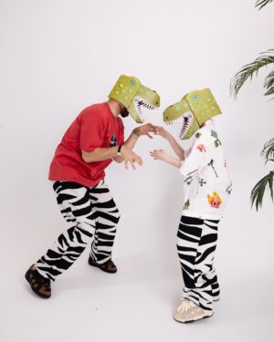 Sergey Mezentsev Instagram - Фото с сыном из Меза-зоя 🦕🦖
Это нас с Ванькой снял фотограф Арсен Галстян. Официальный повод — выход детского подкаста про динозавров «Любознаец и мир динозавров», который я озвучил. Но по правде, разве нужен повод чтобы валять дурака на камеру?