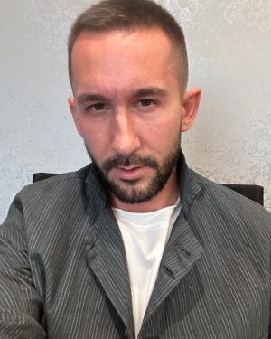 Sergey Prikazchikov Instagram - Двигаюсь. 40. Всем спасибо.