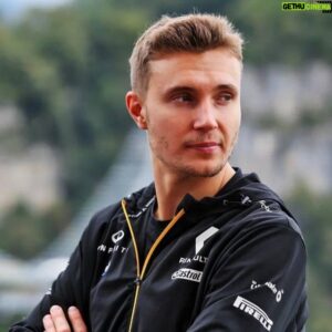 Sergey Sirotkin Instagram - Прямой эфир 🔊

Друзья, всем привет! 

📌 Завтра в 19:00 на своей странице ВКонтакте ( ссылка в сториз )

Я проведу прямой эфир, темами которого станут ваши вопросы по моему курсу и аналитика текущего сезона Ф1 (на эфире я поделюсь некоторыми мыслями, которые не появятся в моих соц.сетях). 

В качестве бонуса за просмотр эфира я подготовил для вас небольшие призы:

▪️каждый, кто досмотрит эфир до конца получит гайд «9 советов начинающему пилоту»

▫️среди всех участников, досмотревших эфир до конца, мы разыграем фирменную футболку с моим автографом 

Пишите в комментариях вопросы по моему курсу, а также темы, которые вы бы хотели обсудить 👇🏻

До встречи в эфире!