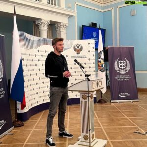 Sergey Sirotkin Instagram - Жизнь активного, амбициозного человека всегда полна стресса. Есть замечательная фраза, которая очень мне откликается: не столько обстоятельства определяют нашу судьбу, сколько наша реакция на эти обстоятельства. 

Именно поведение человека в сложных, напряженных ситуациях — это один из ключиков к достижению успеха в совершенно разных сферах деятельности. Путь успешного человека редко когда можно назвать простым. Человек, который идет по такому пути, встречает множество сложных ситуаций, в которых он должен преодолевать трудности, бороться. И зачастую таких моментов гораздо больше, чем когда сдуру, случайно наилучшим образом для человека что-то случилось, а он стоит в сторонке и охает, как замечательно все для него сложилось. 

Рано или поздно каждый сталкивается со сложностями. Кто-то в них упирается и останавливается, чувствуя «потолок», и каждый раз, когда до него доходит — опускается обратно, не пытаясь бороться дальше. На этом уровне своего потолка такой человек и остаётся всю жизнь. А кто-то, наоборот, упираясь в какие-то обстоятельства, с ними борется, их преодолевает, по пути чему-то учится, вырастает, двигается дальше — и так по новой с каждой трудной ситуацией.

Поэтому для себя я заметил, что ключевое — это то, как ты справляешься со сложными моментами, которые на тебя давят, пугают, то, как ты сумеешь такие ситуации преодолеть (и сумеешь ли вообще), и то, какие уроки ты из этого извлечешь.

В связи с этим я решил в следующих постах рассказать вам о своих лайфхаках, которые помогают мне лучше справляться с такими ситуациями и тренировать жизнестойкость.

🇬🇧 in comments!