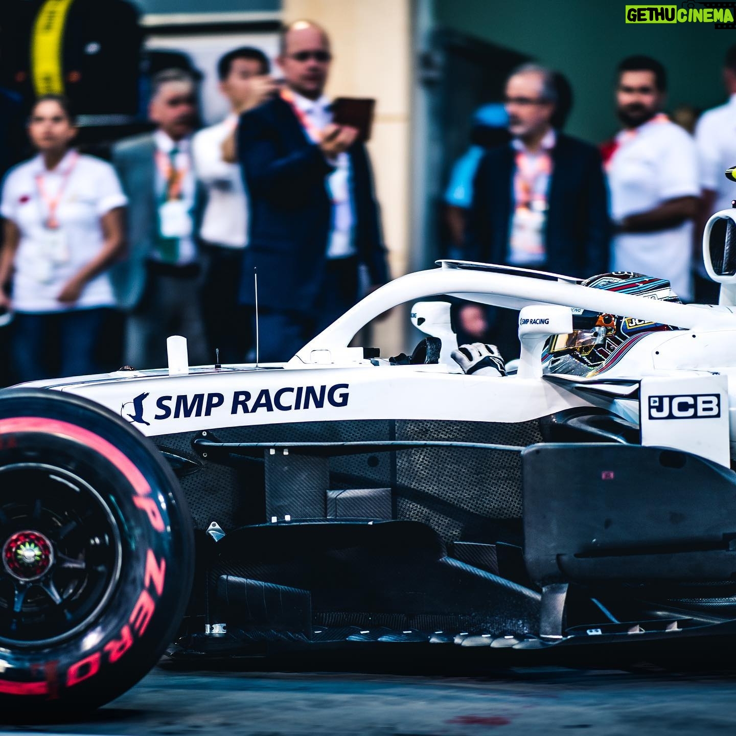Sergey Sirotkin - 729 Likes - Друзья, всем привет! Сегодня подробно остановимся на стиле пилотажа Шарля Леклера, представителя команды Феррари. ⠀
⠀
Общий стиль пилотажа Шарля очень напоминает мне мой собственный. Я помню, что во время моего выступления за Williams, мы с инженерами сравнивали наши пилотажи, разбирали вместе онборды и телеметрии. Ещё тогда мы с Леклером были очень близки именно по той идее, которую пытались реализовать на трассе. ⠀
⠀
Каждый раз, когда я смотрю круги Шарля, они кажутся мне по-своему идеальными: если сейчас я садился бы в болид, чтобы проехать квалификацию или гонку, я видел бы идеальный круг примерно также, как видит его Леклер.⠀
⠀
В сравнении с другими пилотами подход Леклера больше нацелен на выход из поворота. Шарль не боится в середине немного догрузить машину, развернуть её на чуть больший угол, с тем, чтобы машина была прямее на разгоне, и он смог раньше и эффективнее разогнаться. ⠀
⠀
На самом деле это довольно тонкая грань, поскольку существует, как бы парадоксально это ни звучало, масса моментов, когда с точки зрения какой-то правильности всегда хочется больше внимания отдавать выходу, а с точки зрения банального времени на круге иногда получится выиграть больше на входе и в середине поворота.⠀
⠀
Мне нравится, насколько точно это делает⠀Леклер,и особенно как он работает с резиной. Шарль загружает машину ровно настолько, чтобы её шины находились в оптимальном угле увода. Даже по телевизионной картинке видно, что он грузит машину довольно сильно, но при этом никогда не переходит за грань. ⠀
⠀
По отношению к другим пилотам Леклер и⠀более стабилен: у него мы редко видим срывы и скольжения, как правило, он очень чётко пилотирует на этой грани и не переходит за неё.⠀
⠀
За исключением того, что мы видели в Имоле, Леклер показал себя как очень уравновешенный, спокойный и надёжный пилот, который даже в таких напряжённых с точки зрения борьбы за лидерство гонках как в Бахрейне или Джидде, смог сохранить хладнокровие и продолжать точно и безошибочно бороться. В этом плане ему может позавидовать даже Льюис. А вкупе с его природной скоростью, это превращает Леклера в топ-пилота Ф1.
🇬🇧 in comments
#разборпилотажаS35