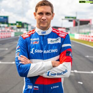 Sergey Sirotkin Instagram - Приглашаю каждого фаната автоспорта провести День города Москвы на Фестивале технических видов спорта! 🛞

10-11 сентября в рамках празднования Дня города в парке ЦТВС Москва в Печатниках при поддержке Департамента спорта города Москвы и Российской автомобильной федерации пройдёт ежегодный Фестиваль технических видов спорта.

В рамках мероприятия вас ждёт насыщенная программа: соревнования по дрифту, автокроссу, автомногоборью, эндуро. Желающие смогут принять участие в картинговой гонке «Обгони Сироткина».

Еще одно яркое событие праздничного уикенда — выступление команды «КАМАЗ-мастер», которая привезет в Москву новейший спортивный грузовик КАМАЗ К5. Управлять новинкой будет 5-кратный победитель «Дакара» Эдуард Николаев.

Для любителей виртуального автоспорта также подготовили несколько интересных мероприятий:

✅ на площадке симуляторов пройдёт турнир по сим-дрифту в игре Assetto Corsa
​ «МОСКОВСКИЙ КИБЕРСПОРТ»

✅ любой желающий сможет почувствовать себя пилотом российского гоночного спортпрототипа​ BR03, за который мы с командой SMP Racing выступаем в этом году, и промчаться по известным трассам за рулём его виртуальной копии.

На площадке фестиваля будет работать и выставочная зона,  где можно вблизи рассмотреть суперкары, концепт-кары и гоночные автомобили, выходившие на старты заездов в различных дисциплинах на протяжении всего сезона. В экспозиции будет представлена мощнейшая профессиональная техника для соревнований по дрэг-рейсингу: Viper promod 4500 л.с., Mustang promod 4500 л.с., promod OWL Garage C7 4500 л.с., Dragster Night Arrow 1500 л.с., dragster Barracuda 3500 л.с.

Ну и приятный бонус для всех посетителей — в рамках праздничных мероприятий будут организованы автограф-сессии со мной, Виталием Петровым и другими известными российскими гонщикам.

Приходите на фестиваль с семьей, друзьями, второй половинкой! Каждый найдёт себе занятие по душе! 

Подробности по ссылке в историях 😉