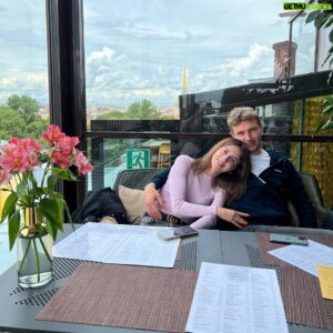 Sergey Sirotkin Instagram - Друзья, я часто получаю вопросы о том, где я обычно провожу время, в каких заведениях бываю. Поэтому сегодня я решил поделиться с вами своими любимыми местами в Москве. 

У меня практически не бывает свободного времени, но когда оно появляется, хочется отдохнуть от суеты, провести время с близкими, погулять и провести приятный вечер с любимой.

Мои топ-5 ресторанов в Москве:

 1. «Рыба моя» на Цветном бульваре 
 2. «Гудман» на Охотном ряду 
 3. Ресторан «13» на Патриарших прудах 
 4. «Медуза» на Красном Октябре 
 5. «Black Thai»

Мои топ-5 мест для прогулок:

 1. Центр Москвы
 3. Мещерский парк (в парке есть очень атмосферная Чайная) 
 4. Парк Горького 
 5. Парк Зарядье 
 6. Парк Сокольники 

А у вас какие любимые места? Не обязательно только в Москве:) 

Делитесь своими местами для прогулок и вкусных ужинов в комментариях!