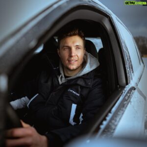 Sergey Sirotkin Instagram - Итоги гран-при Австралии.⁣⁣⠀
⁣⁣⠀
В целом гран-при получился очень интересный, правда не с точки зрения борьбы за лидерство, как это было в Джидде и Бахрейне. Проанализировав происходящее, мы поняли, что текущий сезон может быть очень непредсказуемым. Мы уже не раз делали много разных выводов. И где-то эти выводы имеют место быть, а где-то по прошествии буквально одной гонки расстановка сил между командами меняется: в некоторых случаях понятно и обоснованно, в других — по не совсем логичным для меня причинам. ⁣⁣⠀
⁣⁣⠀
🔹 Первый вывод, который мы можем сделать: Феррари выглядит стабильной и быстрой на всех трассах, во всех возможных условиях. По остальным командам ситуация крайне непонятна, и я думаю, что мы увидим в течение сезона как взлеты, так и падения у них в плане темпа на разных трассах и в разных условиях. Сезон для команд будет очень неоднозначный, и тем он будет интереснее для нас, сторонних наблюдателей.⁣⁣⠀
⁣⁣⠀
🔸Второй момент — судьба титула и борьба за победу. Теперь понятно, что Ферстаппен уступает Леклеру неприлично много в общем зачете, а ведь Макс — единственный претендент, который мог более или менее стабильно бороться с Шарлем за титул. Ферстаппену, чтобы вернуться в борьбу, нужно обгонять Леклера в будущих гонках. Соотвественно, если РедБулл будет ближе в плане темпа к Феррари, чем они были на гонке в Австралии, то Макс будет бороться очень агрессивно, вплоть до контакта, поскольку для него любой исход лучше, чем ещё один проигрыш и увеличение разрыва. Думаю, что в ближайшее время нёс ждёт очень ожесточенная борьба между этими двумя гонщиками. ⁣⁣⠀
⁣⁣⠀
🔹То же самое можно сказать и про Сайнца, который сейчас находится в очень непростой ситуации. Для того, чтобы выбраться из неё, ему нужно здесь и сейчас выдавать результаты, которые будут максимально близко к Шарлю. Я думаю, что у него сделать это не получится, а его мотивация на результат и прогресс будут скорее выражаться более жёсткой борьбой с Ред Булл. Сайнц, который может и будет отставать от Леклера, все равно будет пытаться показать свой максимум, быть ближе к лидеру команды, а имея быструю машину, такая форма Сайнца сильно осложнит жизнь Ред Булл.⁣⁣⠀

🇬🇧English text in comments