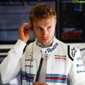 Sergey Sirotkin Instagram - Трасса в Мельбурне ⁣⁣⠀
⁣⁣⠀
Мои утверждения относительно того, что австралийская трасса будет принципиально отличаться от Бахрейна или Джидды не совсем себя оправдали. Внимательно изучив все изменения, можно сделать вывод, что с точки зрения подхода к настройкам машины, Мельбурн не будет сильно отличается от той же Джидды.⁣⁣⠀
⁣⁣⠀
Если говорить о сложностях, которые готовит для пилотов Альберт-парк, то я бы назвал следующие:⁣⁣⠀
⁣⁣⠀
▪️Требовательность к точности пилотажа. ⁣⁣⠀
⁣⁣⠀
Даже до всех изменений первый, четвёртый, пятый, шестой, одиннадцатый, двенадцатый и четырнадцатый повороты были средне и высоко скоростными, требовали четкого и своевременного первого движения руля в поворот под нужным углом. В случае опазадания или просчета в скорости можно было не попасть в поворот, потерять много времени или же и вовсе вылететь за пределы трассы.⁣⁣⠀
⁣⁣⠀
Ввиду последних изменений повороты стали шире, значит траектория на них стала прямее, чем раньше. Более прямые траектории это всегда более высокая скорость. Соотвественно, пилотам нужно быть ещё внимательнее и точнее, так как рассчитывать движения руля на входе в поворот, и делать это без опазадания в вышеуказанных поворотах станет сложнее.⁣⁣⠀
⁣⁣⠀
▪️Покрытие трассы ⁣⁣⠀
⁣⁣⠀
В дополнение к первой сложности идёт и вторая, не менее заковыристая. Трасса в Мельбурне городская, а значит рельеф и уклон дороги могут отличаться даже на одном участке трассы. Пересекать разные уклоны и рельефы в повороте намного сложнее, особенно с учётом последних изменений. Машины, как правило,⠀ведут себя непредсказуемо в условиях разных рельефов и кочек, которые есть на трассе, отчего делать точные и своевременные движения будет еще сложнее.⁣⁣⠀
⁣⁣⠀
В конце замечу ещё одно изменение, которое на мой взгляд выглядит интересно: 13-ый поворот стал острее и медленнее. И поскольку перед ним идет зона DRS, он может также стать более благоприятным местом для борьбы и обгонов, чем раньше. Торможения в повороте станут жёстче, а значит возможностей перетормозить и обогнать кого-то станет намного больше. ⁣⁣⠀
⁣⁣⠀
Продолжение в карусели.⁣⁣⠀
⁣⁣⠀
🇬🇧 English text in comments