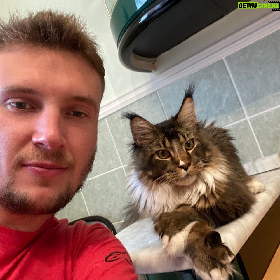 Sergey Sirotkin - 703 Likes - Давайте помогать животным вместе! 🐶⠀
⠀
Друзья, вы знаете, что я очень сильно люблю животных (ведь у нас дома живет целых 3 кота!), и неравнодушно отношусь к судьбе хвостиков, попавших в тяжёлые ситуации. Я давно мечтал организовать целое коммьюнити людей, которые так же, как и я, хотят и могут помогать животным. ⠀
⠀
Мы с Академией S35 запускаем первые благотворительные выходные, суть которых — помогать животным и приютам, в которых они проживают. ⠀
⠀
В следующую субботу, 9.07 мы приглашаем всех желающих и неравнодушных посетить вместе с нами приют для собак «Дубовая Роща».⠀
⠀
Вместе мы не только привезём в приют необходимые собачкам вещи и корм, но и сможем пообщаться с ними, поговорить друг с другом, пофотографироваться и с пользой провести выходной. Возможно, кто-то из вас даже захочет забрать нового друга с собой! ⠀
⠀
📍Где? Проезд Дубовой Рощи, 23-25⠀
Координаты входа для навигатора 55°49'02.7"N 37°36'21.7"E⠀
⏰ Когда? 9.07, сбор в 11:30
⠀
📝 Что нужно взять с собой?⠀
- Паспорт ⠀
- Резиновые или строительные тканевые перчатки⠀
- Пакеты для уборки за собаками на прогулке⠀
⠀
🐶Для приюта вы можете приобрести:⠀
✔️ консервы для собак⠀
✔️сухой корм для собак⠀
(royal canin gastrointestinal)⠀
✔️отварное мясо, субпродукты (лучше куриные)⠀
✔️покупные вкусняшки для собак⠀
⠀
Если вы хотите принять участие, то отпишитесь в комментарии, мы свяжемся с вами для уточнения деталей ☺️
