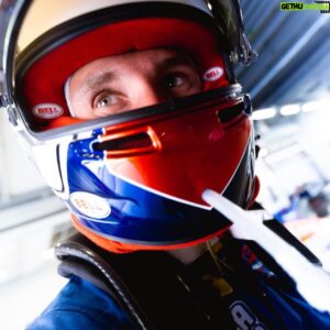 Sergey Sirotkin Instagram - Особенности пилотажа ночью 🌌⁣⁣⠀
⁣⁣⠀
После первого этапа гонки REC на Moscow Raceway от вас поступало много вопросов о том, в чем особенности пилотажа в ночное время суток. Почему-то многие, когда задаются этим вопросом, думают, что есть кардинальная разница. Но на самом деле ее практически нет. Почему? Все дело в том, что помимо визуальных аспектов по сути ничего не меняется, поведение машины на трассе и действия пилота остаются прежними.⁣⁣⠀
⁣⁣⠀
Единственный момент, который правда заслуживает внимания в этом вопросе — визуальный аспект. Многие трассы отличаются друг от друга: на некоторых треках освещения достаточно много, на других его сильно меньше. Однако есть несколько визуальных моментов, на которые стоит обратить внимание.⁣⁣⠀
⁣⁣⠀
📌 Восприятие скорости⠀⁣⁣⠀
⁣⁣⠀
Когда пилот управляет машиной днём, а потом сразу садится за руль в ночное время, очень заметна становится разница в восприятии поворотов и приближения к ним, и в целом та же самая скорость, которая была днём, ночью будет казаться больше. По моему опыту важно не давать слабину и первым же кругом перебороть обманчивые ощущения, что скорость стала выше, и пилотировать больше по чувству предела машины, а не по тому, что тебе говорят глаза. Если сразу этого не сделать, то потом будет тяжело себя перебороть и разгоняться. ⁣⁣⠀
⁣⁣⠀
📌 Работа с ориентирами ⁣⁣⠀
⁣⁣⠀
В светлое время суток ориентиры видны почти всегда и почти всегда они хорошо освещены. После заката ситуация меняется — то тебя кто-то слепит фарами, то поворот виден хорошо, то не виден вообще, то ориентир подсвечен отлично, то он становится незаметен. Именно поэтому работа с ориентирами становится сложнее, ведь нужно учитывать гораздо больше факторов, думать наперёд, чтобы во всех возможных ситуациях точно знать откуда тормозить и куда поворачивать.⁣⁣⠀
⁣⁣⠀
Продолжение в карусели 👉🏻⁣⁣⠀
⁣⁣⠀
English text in comments 🇬🇧⁣⁣⠀