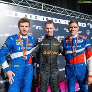 Sergey Sirotkin Instagram - Количество российских пилотов Ф1 на квадратный метр зашкаливает 🔥🔥🔥

Расскажите в комментариях, когда начали смотреть Формулу? 😉

Ph 📸: @safronov.f1