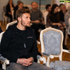 Sergey Sirotkin Instagram - Связаны ли мотивация и дисциплина? Давайте разбираться. 

По моему опыту хорошо, когда у тебя есть свои методы, на которые ты можешь положиться и которые тебе помогают. Но я заметил, что многие полагаются в большей степени на мотивацию, а она может быть у всех разная, в какие-то моменты меньше, а в какие-то, наоборот, больше. 

Дисциплированный человек, у которого, как я писал ранее, выработаны нужные привычки и образ жизни, гораздо меньше полагается на мотивацию или сторонние факторы.

Зачастую по жизни менее удачных и более сложных моментов гораздо больше чем тех, когда все складывается отлично. 
И именно в тяжелые моменты, когда внутренней энергии не хватает, чтобы заставить себя что-то делать, очень важно, чтобы жизнь была как раскрученная и налаженная система, которая в таком состоянии находится всегда.

В таком случае ты действуешь буквально по инерции, и даже тогда, когда ситуация совсем не располагает, ты всего равно преодолеваешь сложные моменты и идешь дальше. Если  же человек не дисциплинирован в целом, то в экстренных ситуациях, в которых жизнь требует чуть больше, он просто не справится и не сможет дойти до конца. 

Легко работать, когда все идет как по маслу. Помню, раньше я говорил о том, что есть много гонщиков, которые, когда все хорошо, могут показать хороший результат, но гораздо меньше тех, кто не опускает руки в сложных ситуациях и продолжает работать на результат. Сейчас же могу сказать так и применительно к жизни в целом. 

Именно в моменты, когда невероятно тяжело, 99% людей все бросают, и только считанные единицы продолжают бороться и идти дальше, и именно в эти моменты происходит некий переход «на новый уровень». И снова повторюсь, что просто благодаря хорошему настроению и мотивации к этому не прийти, происходит это только потому, что у человека есть слаженная, сформированная система и повседневная дисциплина, которая работает вне зависимости от ситуации. 

Примите дисциплину не как временное явление, а как что-то постоянное, то, что будет с вами всегда, как ваше состояние, тогда справляться с любыми трудностями будет сильно проще.

🇬🇧 in comments!