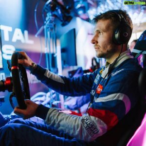 Sergey Sirotkin Instagram - Почему не стоит бросать начатое на полпути? 

Есть очень хорошая и актуальная русская пословица: «Терпение и труд — всё перетрут». Лично я сам как минимум 2 или 3 раза прошел через ситуации, когда  начинаешь какое-то дело, у тебя огонь в глазах, первые результаты, после которых тебе кажется: «Вау, как круто! Сейчас мне точно попрет!». Только после этого что-то начинает не получаться, эта история приедается, энтузиазм затухает и в какой-то момент — и на самом деле он наступает гораздо быстрее, чем может показаться — ты уже не видишь в своем занятии перспективы, не понимаешь, зачем ты это делаешь, тебе перестает нравиться, посещают всякие нехорошие мысли. 

Это именно тот этап, на котором очень многие «обламываются» и опускают руки. И в 99% случаев это самая большая ошибка. По моему опыту уверенно могу сказать, что когда ты все равно бьешься в стену и пытаешься ее проломить, ищешь какие-то способы и решения, то в первую очередь важно не то, в каком месте ты ее проломишь, и что будет за ней, а опыт и знание, которые ты приобретаешь пытаясь найти способ и решение. Даже если в итоге ты проломишь эту стену, но не в том месте, в котором планировал изначально, и за этой стеной окажется не та мечта, к которой ты шел, ты в любом случае получишь необходимый опыт, необходимые знания, в голове появятся новые мысли и идеи, которые так или иначе, но обязательно приведут тебя к успеху. Поверьте, это проверено на собственном опыте и не один раз :) 

Это именно та ступень, на которой очень многие люди оступаются, снова начинают, что-то новое, опять сталкиваются ровно с тем же, думая: «Надо пробовать что-то еще, видимо я думал не в том направлении». И проживают всю жизнь в попытках найти «свое» дело. На самом деле ключ к успеху кроется в том, что когда у тебя чего-то не получается, ты уже почти перестаешь верить, что это вообще возможно, ты все равно не сдаешься и что-то пытаешься придумать. Именно в этот момент ты очень сильно вырастаешь, и пусть даже не совсем так, как ты видел изначально, но, благодаря этому ты обязательно добиваешься какого-то успеха. 

Продолжение в комментариях 👇🏻 

🇬🇧 text in comments