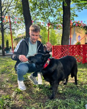 Sergey Sirotkin Instagram - Друзья, вы знаете, что я очень люблю животных и помогаю приютам. 

В рамках пасхального фестиваля проходит очень добрый благотворительный проект «Четвероногий друг». Здесь вы можете бесплатно показать своего питомца ветеринару, помочь приютам или обрести верного друга.

Также все желающие могут помочь приютам, отправив пожертвование по qr-коду. 

Давайте вместе помогать тем, кто не может помочь себе сам! 

#МосковскиеСезоны 
#ПасхальныйДар