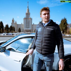 Sergey Sirotkin Instagram - Итак, какие критерии важны для меня при выборе авто? ⁣⁣⠀
⁣⁣⠀
1️⃣ Управляемость⁣⁣⠀
⁣⁣⠀
Здесь важнее всего обратить внимание на настройку подвески, рулевого управления и тормозной системы. Рассматривать управляемость опять же будет правильным не по максимальной скорости прохождения поворота, которая в городе нас не интересует, а по тем ощущениям, которые дарит нам любой поворот руля или прохождение поворота. Например, я не люблю, когда руль искусственно тяжелый, типа «спортивный», ведь на деле это лишь мешает водителю найти обратную связь. Еще один важный аспект — курсовая устойчивость, так как болтание в колеях — не самое приятно ощущение на дороге. ⁣⁣⠀
⁣⁣⠀
Для меня идеальная управляемость выглядит так: высокая курсовая устойчивость на прямых (так чтобы можно было отпустить руль, переезжая разные дорожные огрехи, а автомобиль куда ехал, туда и едет), но при этом поворотливое шасси и легкий, но информативный руль, который приятно поворачивать, который дает тебе понимание того что происходит под колесами. ⁣⁣⠀
⁣⁣⠀
То есть автомобилем должно быть очень просто управлять, он не должен напрягать. И при прохождении поворотов, не важно на какой скорости, автомобиль должен оставаться понятным и давать тебе все необходимые ощущения.⁣⁣⠀
⁣⁣⠀
То же самое касается и педали тормоза, задача которой в первую очередь максимально эффективно останавливать машину. Однако в городском трафике также очень важно, чтобы она была понятной, линейной, чтобы водителю было комфортно рассчитывать замедление и делать его не только⠀максимально интенсивным, но и плавным. И вновь речь идёт не про абсолютный потенциал тормозов, а больше про то, как они настроены и насколько они помогают комфортно передвигаться по городу. ⁣⁣⠀
⁣⁣⠀
Вот поэтому в плане управления автомобилем для меня гораздо важнее именно то, насколько этот автомобиль понятен для меня, открыт на разных скоростях, которые в любом случае не являются трековыми.⁣⁣⠀
⁣⁣⠀
Продолжение в карусели 👉🏻⁣⁣