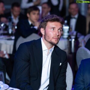 Sergey Sirotkin Instagram - Меня часто спрашивают: «В чем заключается секрет успеха пилотов?»

Карьера профессионального пилота — длинный и долгий путь, с которым не все готовы смириться. В самом начале важно ответить на три основных вопроса:

-«Какой мой текущий уровень?»
-«Как далеко я хочу дойти?»
-«Что мне для этого нужно?»

На начальном этапе не пытайтесь кому-то что-то доказать, не гонитесь за результатом. Вместо этого сделайте все для того, чтобы заложить правильный фундамент знаний и максимально впитать информацию, которую получаете в обучении.

Многие начинающие пилоты сразу нацеливаются на результат, чтобы любой ценой показать хорошее время на круге, при этом не уделяя должного внимания получению знаний. Так легче, но это путь в никуда. 

Ваш успех базируется на обучении, умении и знаниях, которые вы впитываете. В самом начале вы можете выделяться просто за счет природного таланта, но чем дальше вы продвигаетесь, тем больше для достижения успеха будет необходима всесторонняя подготовка. В итоге пилот, который всегда и везде пытается развиваться, будет иметь преимущество над теми, кто полагается только на чутье. 

Всю карьеру пилота можно описать с помощью 4 слов: обучение, практика, результат, переход. Сперва ты обучаешься новым навыкам, отрабатываешь их на практике, закрепляешь результатом. Потом переходишь на новый уровень, где весь этот путь повторяется. Тот, кто выдерживает эту последовательность и каждый день вкладывается в свое будущее, всегда добивается результата. 

Так что, по сути, весь секрет в правильном подходе к обучению и внутренней дисциплине. При чем такой принцип применим не только в автоспорте, но и в любой другой профессиональной сфере, в которой вы развиваетесь.

🇬🇧 in comments!