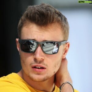 Sergey Sirotkin Instagram - Успех Переса: простое везение или закономерность? 
 
Почему-то многие думают, что после гонки в Сингапуре в 2018 году, у меня к Пересу не самое хорошее отношение. На самом деле это совсем не так. Более того, в этом сезоне я искренне радуюсь его успехам и  прогрессу. По сравнению со всеми остальными напарниками, которых после ухода Рика подбирали для Ферстаппена, именно Перес смог максимально к нему приблизиться, а в некоторых моментах и вовсе опережать. При чем опережение это происходит далеко не по причине случайных оплошностей со стороны Макса или какого-то везения у самого Чеко, и наглядное тому подтверждение - два последних уикенда в Монако и Баку.

Перес выдал в сезоне ту форму, которую, осмелюсь предположить, никто от него не ожидал: он не так далеко от Макса не только по скорости, но и по очкам в чемпионате. Сейчас он уже не просто «хороший номер 2», который, как верный оруженосец, всегда рядом и всегда готов помочь Максу в борьбе с Ferrari и Леклером. Сейчас Чеко пытается навязать борьбу и самому Ферстаппену. 

Вы часто спрашиваете меня о том, позволит ли команда бороться Пересу и Ферстаппену. Мой ответ прост — в текущих условиях ждать каких-то очень жёстких указаний я бы не стал. Я думаю, что пилотам дадут побороться между собой, но надо понимать, что борьба эта будет проходить в достаточно чётких и оговоренных заранее рамках. 

Я уверен, что Чеко понаберется уверенности и ещё заставит Ферстаппена понервничать. Однако команда рисковать титулом точно не станет и в любом случае будет ограничивать борьбу своих пилотов с командного мостика. Надеюсь, что ограничения эти будут не на уровне банального размена позиций, и всё-таки командиры Red Bull позволят нам увидеть внутреннее противостояние. Я бы с удовольствием посмотрел на эту борьбу, ведь по сути из всех коллег Макса по команде, Чеко — первый, кто хотя бы выглядит конкурентом действующему чемпиону. 

А вы как считаете? Ждёт ли нас борьба между пилотами Быков в этом сезоне? Делитесь в комментариях!

🇬🇧 in comments!