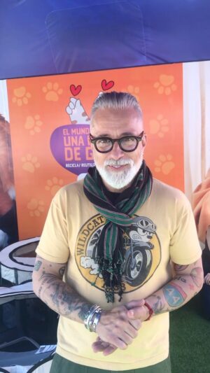 Sergi Arola Instagram - Nuestro amigo @sergiarola visitando #GatoFestChile , los invita cordialmente a adoptar un compañero de vida. 

Te esperamos hoy hasta las 18 hrs.

Lee nuestros requisitos en nuestra web y no olvides que no puedes asistir con animales 🐈‍⬛🐈‍⬛