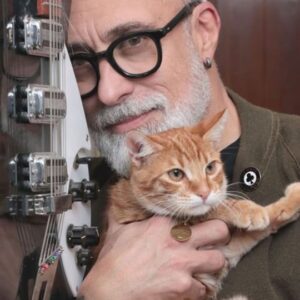 Sergi Arola Instagram - Sergi Arola, La Revelación del Gato

El amor por la chilena @fran_laree lo llevó también a la pasión por los gatos. Nunca en su vida los había apreciado como Mascotas, hoy el hogar que han construido con su esposa lo forman 3 felinos.

El prestigioso Top Chef de Chilevisión @sergiarola nos contará cómo ocurre este cambio radical. Entretenido relato que nos permitirá acercarnos como nunca a lo que es la relación humano gato. Tanto que, tal vez, los que no creen en ellos como Mascotas terminen dándole una vuelta a la idea.

Junto con ello, conoceremos facetas de Sergi Arola que nos hablan de sietes vidas, tal parece que está destinado a volverse cada día más gato.

Todas las fotografías y la entrevista en extenso junto a nuestro Periodista, @rodrigo_rincon_gonzalez en www.supermascotas.cl 

Prensa
Mix de Medios SuperMascotas
SMA
www.supermascotas.cl


#Mascotas #Supermascotas #sergiarola  #chef #topchef #ramsesthecat #Gatos #Gatosfelices #catlover #instacat #pets