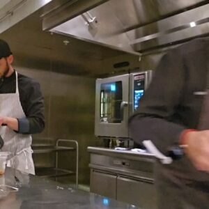 Sergi Arola Instagram - Después de 40 programas, después de más de 2 meses haciendo de jurado, es bueno, es Sano, regresar al pase Y someter tú también como cocinero, tus propios platos al veredicto de tu cliente...
#topchefvipchile 
#juradotopchef
#eathola
#amomitrabajo❤️ 
#amoestetrabajo❤️ 
#vreatividadtranquila