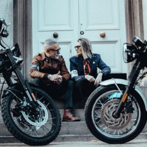 Sergi Arola Instagram - Les comparto un shooting que realizamos con los estilosos @fran_laree  @sergiarola y sus atómicas motos @triumphmotorcycleschile 😮‍💨
PREVIA #DGR @gentlemanssantiago 🏍️⚡️🔥👓