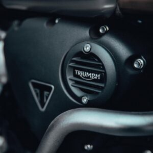 Sergi Arola Instagram - Les comparto un shooting que realizamos con los estilosos @fran_laree  @sergiarola y sus atómicas motos @triumphmotorcycleschile 😮‍💨
PREVIA #DGR @gentlemanssantiago 🏍️⚡️🔥👓