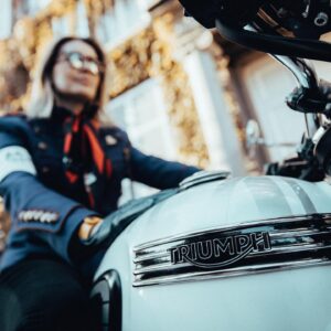 Sergi Arola Instagram - Les comparto un shooting que realizamos con los estilosos @fran_laree  @sergiarola y sus atómicas motos @triumphmotorcycleschile 😮‍💨
PREVIA #DGR @gentlemanssantiago 🏍️⚡️🔥👓