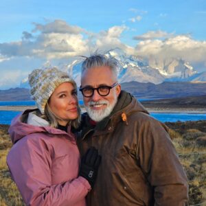 Sergi Arola Instagram - Nuestra primera vez en Puerto Natales, visitando el Parque Nacional de Torres del Paine 🌱 simplemente maravilloso, disfrutando de los rincones mágicos de este lugar y conociendo su historia junto a mi @sergiarola 💕, lo pasamos demasiado bien como siempre 🥰!!! gracias a la tremenda organización de @sabores_natalinos por invitarnos estos días a vivir esta increíble experiencia 🫶
.
.
.
.
#soulmates #teamocaleta #teamocontodomicorazon #erastu