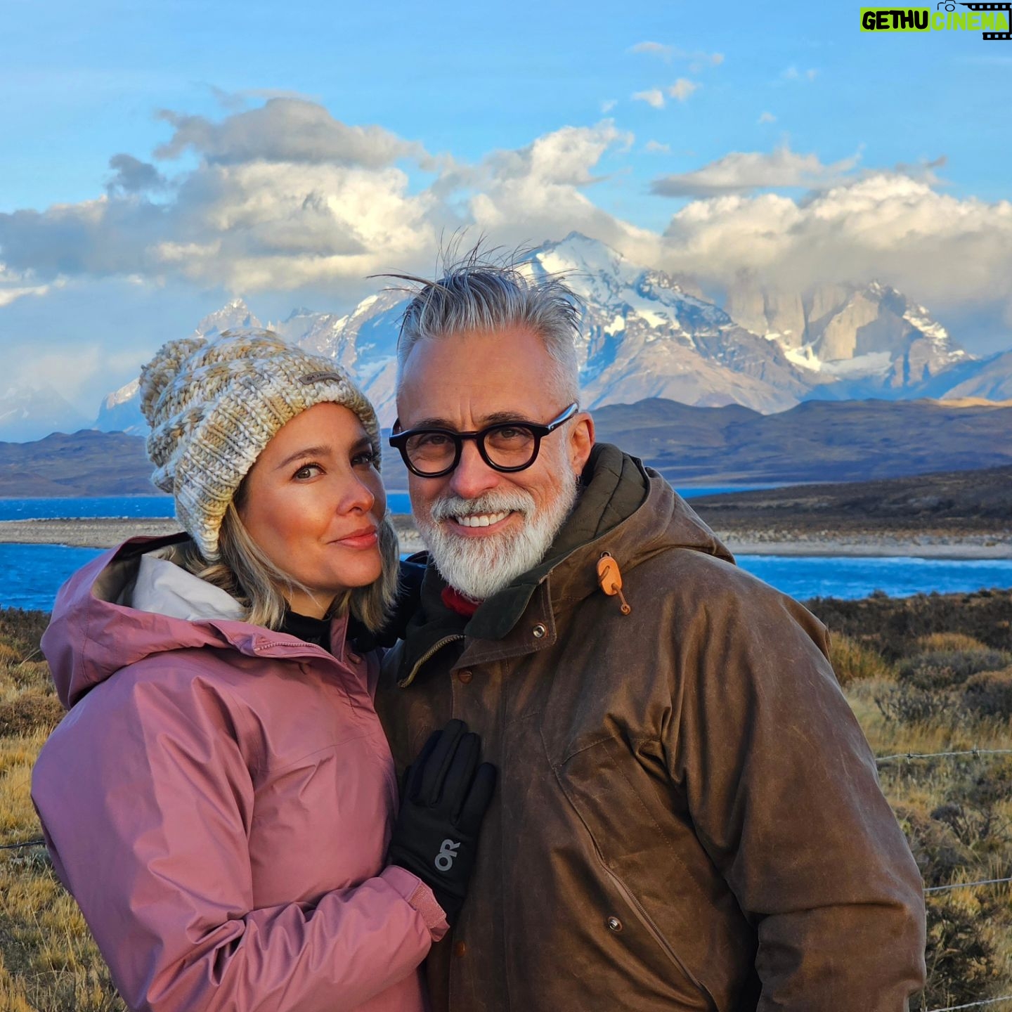 Sergi Arola - 8K Likes - Nuestra primera vez en Puerto Natales, visitando el Parque Nacional de Torres del Paine 🌱 simplemente maravilloso, disfrutando de los rincones mágicos de este lugar y conociendo su historia junto a mi @sergiarola 💕, lo pasamos demasiado bien como siempre 🥰!!! gracias a la tremenda organización de @sabores_natalinos por invitarnos estos días a vivir esta increíble experiencia 🫶
.
.
.
.
#soulmates #teamocaleta #teamocontodomicorazon #erastu