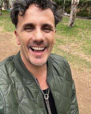 Sergio Lagos Instagram - En estos días tan tan intensos.. hoy solo puedo regalarte mis ganas, mi ánimo, mi abrazo, mis buenos deseos y todo todo mi cariño. 
Sigamos caminando juntos siempre. Siempre donde tengamos que ir.