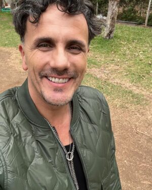 Sergio Lagos Instagram - En estos días tan tan intensos.. hoy solo puedo regalarte mis ganas, mi ánimo, mi abrazo, mis buenos deseos y todo todo mi cariño. 
Sigamos caminando juntos siempre. Siempre donde tengamos que ir.